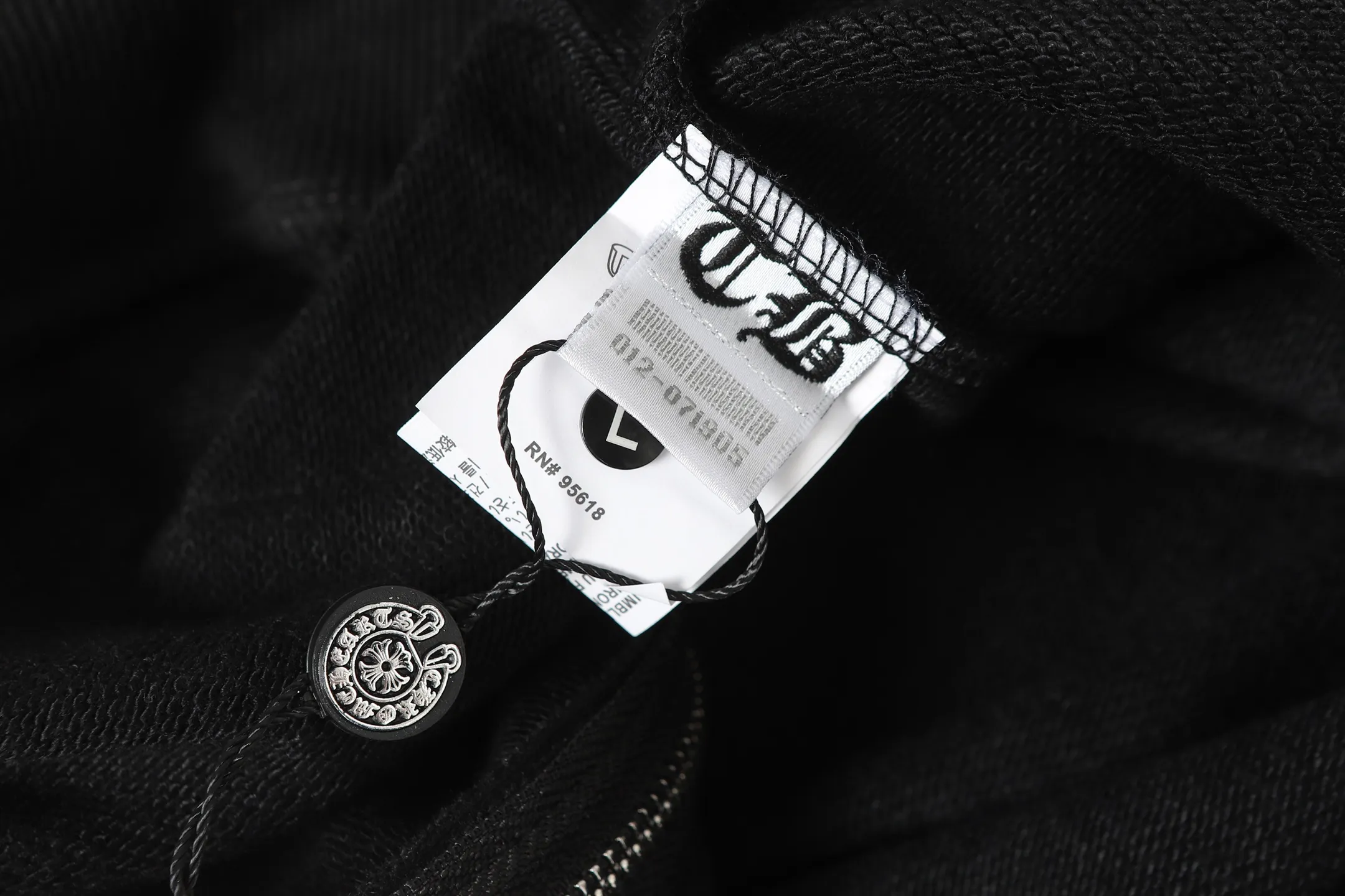 P250 K01 cross-border model, please do not place an order if you pursue quality - Chrome Hearts/Chrome Hearts Big Sword🗡️ Printed zipper sweatshirt cardigan jacket - High weight, high density and high quality. The wool is soft, delicate and skin-friendly. Soft and silky to the touch. Warmth and skin-friendly. - Custom-woven and dyed with no color difference. No matter the fabric or workmanship details, it beats the ordinary version on the market. - Hardware zipper accessories are all customized, full of details - Color: black -Size: S M L XL